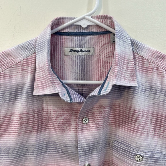 Tommy Bahama short sleeve button down shirt. 
Size Medium 
100% Cotton - Picture 3 of 8